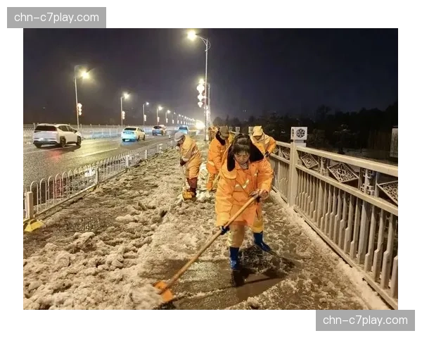 场边花絮：大雪突降，工作人员紧急清理朗斯主场边线积雪